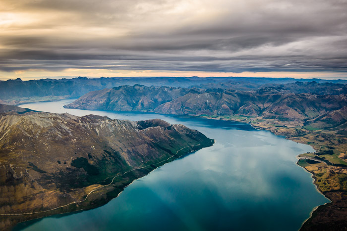 令人惊叹的空中风景拍摄的山脉和河流-旅行摄影工作