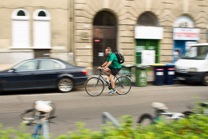 街上一个骑自行车的人的模糊照片