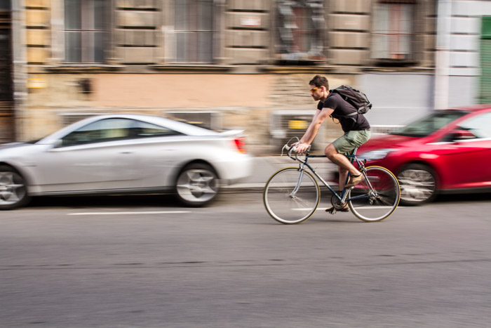 一个骑自行车的人在街上用动态模糊的背景