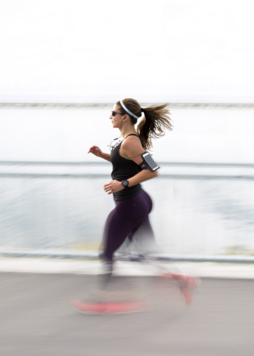 一个女性慢跑者的摇镜头
