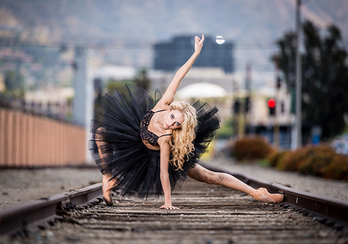 一幅女舞者在铁轨上的舞蹈肖像