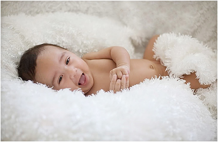一张在便携式照相馆拍摄的新生儿甜蜜肖像