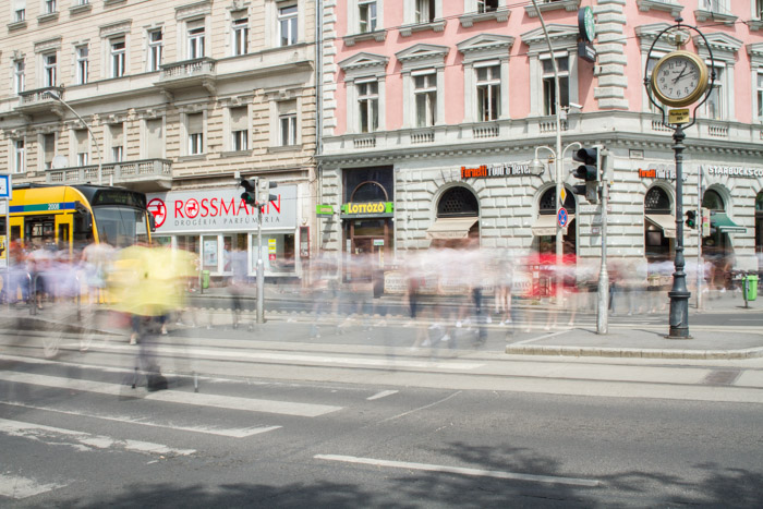 布达佩斯，Oktogon，行人过马路的照片
